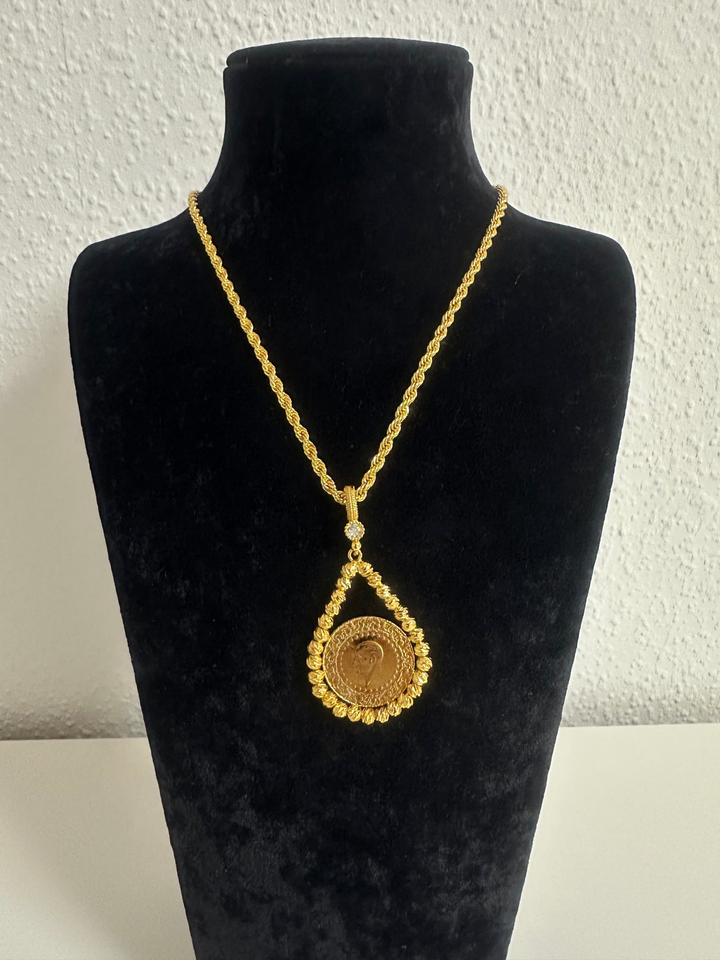 Dorika Kette Tropfenform Halbe Münze 22 k vergoldet